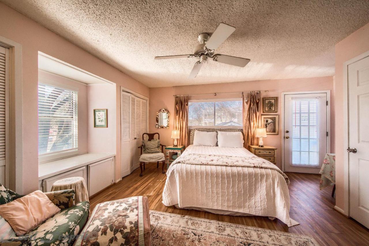 Appartamento Binky'S Nest Fredericksburg Esterno foto